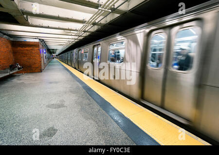 NEW YORK CITY - 13 juin 2015 : train sur New York City subway avec des sans-abri dormir sur la plate-forme Banque D'Images