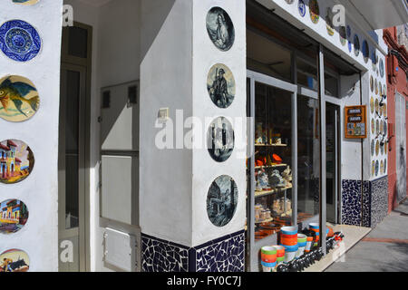 Plaques en céramique espagnole en vente sur l'affichage à l'extérieur d'une boutique, Gata de Gorgos, Alicante, Valencia, Espagne Banque D'Images