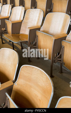 En bois pliant vide sièges auditorium de l'université dans une classe vide Banque D'Images