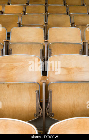 En bois pliant vide sièges auditorium de l'université dans une classe vide Banque D'Images