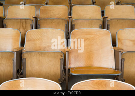 En bois pliant vide sièges auditorium de l'université dans une classe vide Banque D'Images