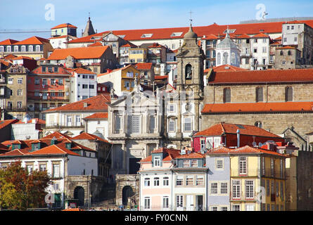 Anciens bâtiments de Ribeira de Porto sur la banque du fleuve Douro, Portugal Banque D'Images