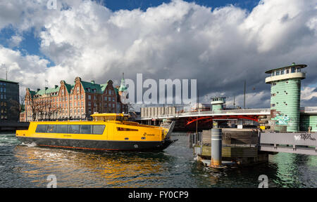 En bus de l'eau du port de Copenhague, Copenhague, Danemark Banque D'Images