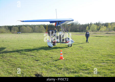 Ultralight trike sur le terrain de la ville dans le quartier Kovrov, Russie Banque D'Images