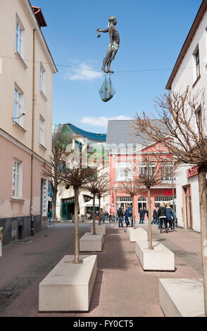 Tightrope walking pêcheur dans Sopot, sculpture d'un Walker en équilibre sur la corde entre les deux bâtiments de l'extérieur. Pologne, Europe Banque D'Images