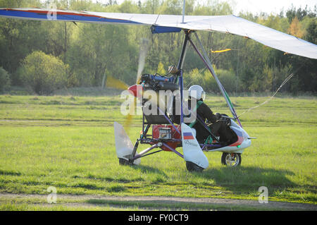 Ultralight trike sur le terrain de la ville dans le quartier Kovrov, Russie Banque D'Images