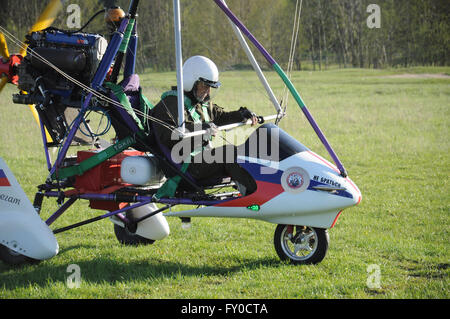 Ultralight trike sur le terrain de la ville dans le quartier Kovrov, Russie Banque D'Images