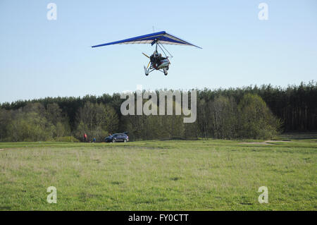 Ultralight trike atterrissage sur le terrain dans les environs de la ville Kovrov, Russie Banque D'Images