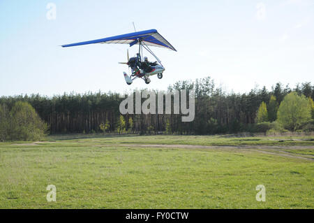 Ultralight trike atterrissage sur le terrain dans les environs de la ville Kovrov, Russie Banque D'Images