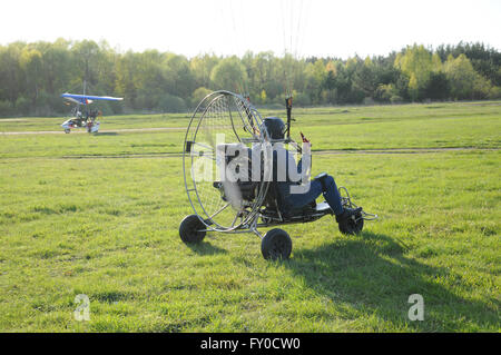 Powered parachute et ultralight trike sur le terrain dans les environs de la ville Kovrov, Russie Banque D'Images