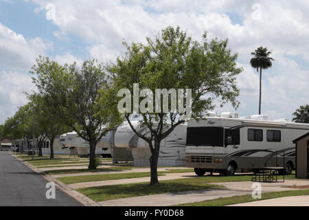 Une autocaravane, plusieurs Remorques à sellette et mobile homes stationnés dans la ligne à une maison mobile/RV Resort dans le sud du Texas, aux États-Unis. Banque D'Images