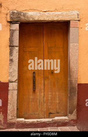 Porte en bois à l'entrée coloniale vieille maison à Guanajuato, Mexique Banque D'Images