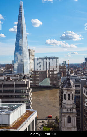 Le Shard gratte-ciel sur la rive sud de la Tamise, vu du haut du monument, Londres Angleterre Royaume-Uni UK Banque D'Images