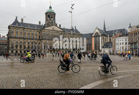 Les cyclistes sur la place du Dam à Amsterdam, Pays-Bas Banque D'Images