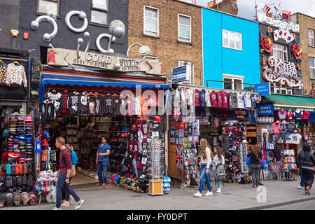 Boutiques sur Camden High Street, Camden Town, London England Royaume-Uni UK Banque D'Images