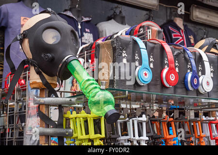 Boutiques sur Camden High Street, Camden Town, London England Royaume-Uni UK Banque D'Images