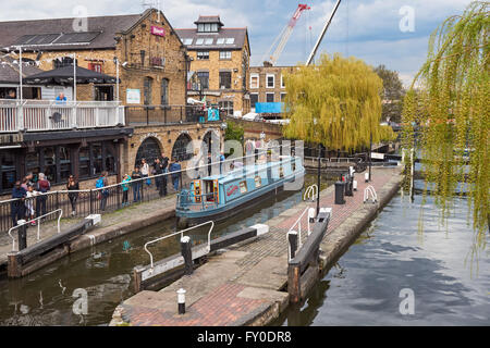 Bateau à rames à Hampstead Rock Lock ou Camden Lock sur Regents Canal, Camden Town, Londres Angleterre Royaume-Uni Banque D'Images