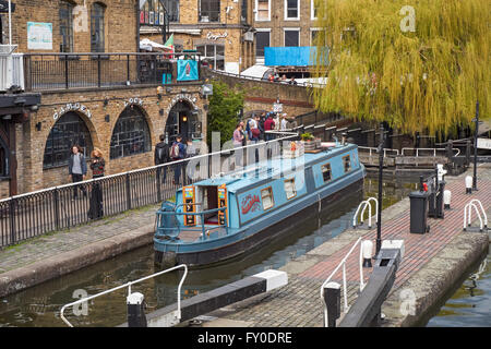 Bateau à rames à Hampstead Rock Lock ou Camden Lock sur Regents Canal, Camden Town, Londres Angleterre Royaume-Uni Banque D'Images