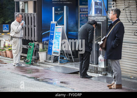 Les gens sur la rue dans le quartier d'Akasaka, Minato ward spécial, la ville de Tokyo, Japon Banque D'Images