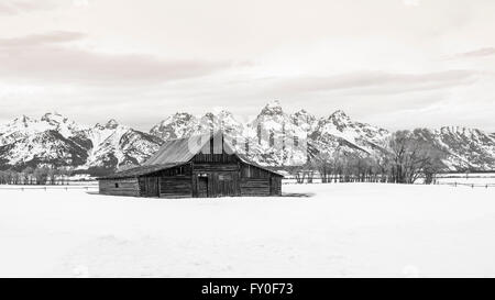 Moulton Barn et Tetons en hiver, Grand Teton National Park, Wyoming, USA Banque D'Images