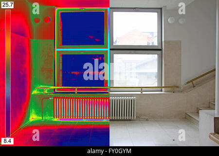 La thermographie infrarouge et l'image réelle de chauffage du radiateur et une fenêtre sur un bâtiment Banque D'Images