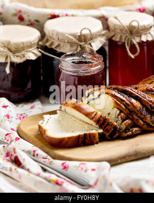 Confiture de petits fruits et fruits en pots. Différents types de pains. Focus sélectif. Banque D'Images