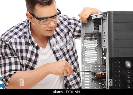 Portrait d'un jeune technicien de la réparation d'un ordinateur de bureau isolé sur fond blanc Banque D'Images