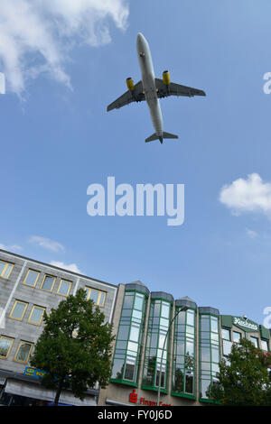 Flugzeug, Landeanflug, Kurt-Schumacher-Platz, Tegel, Berlin, Deutschland, Reinickendorf Banque D'Images