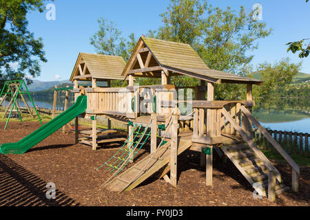 Escalade en bois pour les enfants en milieu rural emplacement en extérieur par un lac Banque D'Images