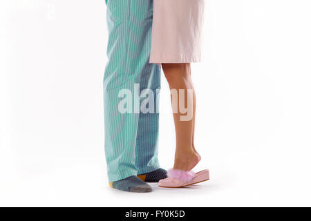 L'homme et de la femme habillée en pyjama isolated on white Banque D'Images