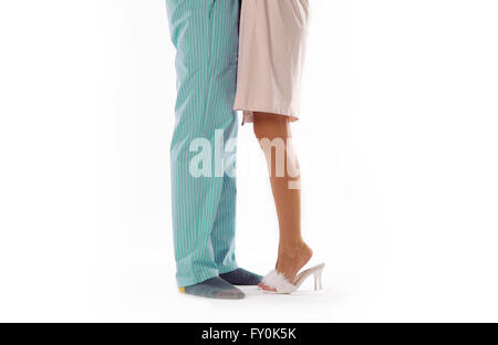 L'homme et de la femme habillée en pyjama isolated on white Banque D'Images