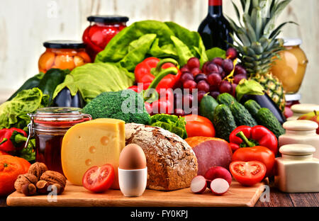 Variété d'aliments biologiques y compris les légumes fruits pain, des produits laitiers et de la viande. Alimentation équilibrée. Banque D'Images