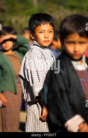 Les élèves portant des vêtements traditionnels à matin Assemblée générale à l'école primaire de Nimshong village au sud du Bhoutan Banque D'Images