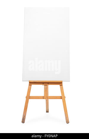 Shot verticale d'une toile vierge sur un chevalet en bois brun isolé sur fond blanc Banque D'Images