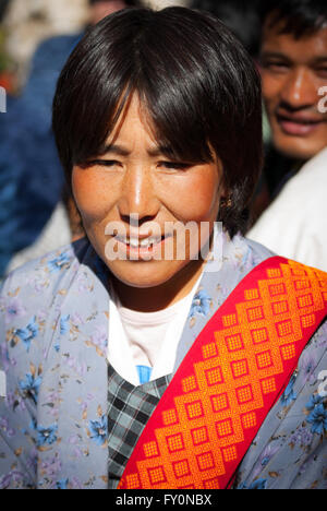 Femme portant bhoutanais châle traditionnel et Kira au Black-necked Crane festival au Monastère Gangte, vallée de Phobjikha, Bhoutan Banque D'Images