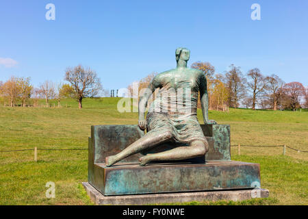 Femme assise drapée, c1957-58 sculpture en bronze de Henry Moore au Yorkshire Sculpture Park. Banque D'Images