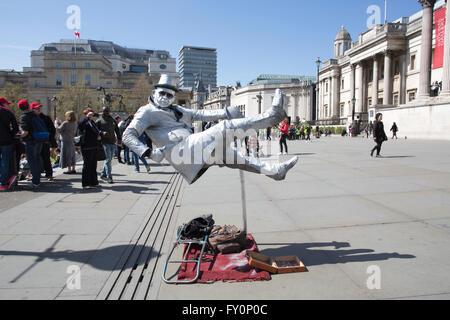 Artiste de rue en lévitation à Trafalgar Square, Londres, UK Banque D'Images