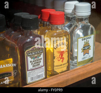 Bouteilles de la Pinte populaires Fireball Whiskey cannelle avec d'autres alcool dans la fenêtre d'un liquor store à New York, le samedi 16 avril, 2016. (© Richard B. Levine) Banque D'Images