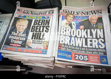 Tous les titres du New York Post et Daily News de New York le Vendredi, Avril 15, 2016 rapport sur la journée précédente débat démocratique entre les candidats à la présidentielle, Mme Hillary Rodham Clinton, et Bernie Sanders. Le débat a eu lieu dans le Brooklyn Navy Yard et a été surnommée la bataille de Brooklyn. (© Richard B. Levine) Banque D'Images