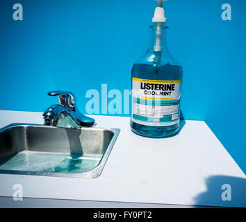 Un distributeur commercial de Johnson & Johnson, le rince-bouche LISTERINE marque à un événement promotionnel à New York le Jeudi, Avril 14, 2016. (© Richard B. Levine) Banque D'Images