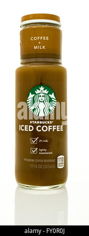 Winneconne, WI - 14 Jan 2016 : Bouteille de café glacé Starbucks avec du lait. Banque D'Images