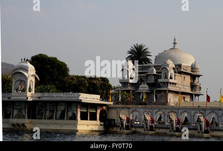 Jag Mandir, ou le lac Garden Palace, est construite sur une île du lac Pichola, Udaipur, Inde. Banque D'Images