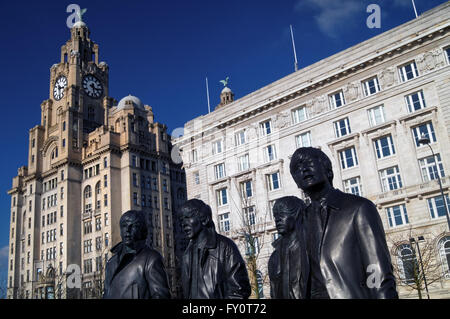 UK,Liverpool, les Beatles Statues et Royal Liver Building Banque D'Images