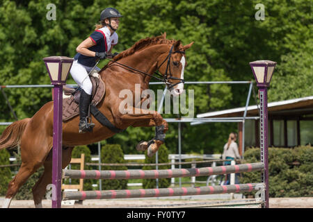 Vue de côté cavalière saute au-dessus de l'obstacle Banque D'Images
