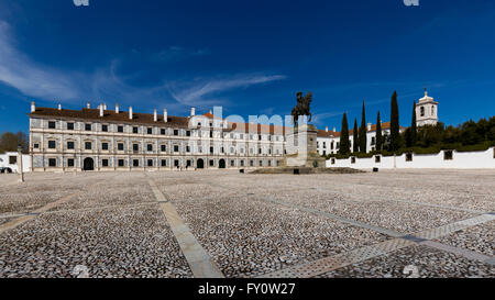 Le Palais Ducal (Palais Ducal de Vila Viçosa) avec la la statue de James, 4e duc de Bragance. Banque D'Images