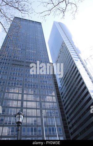 Deux gratte-ciel de verre dans NYC Banque D'Images