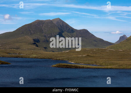 Stac Pollaidh Beag cul en arrière-plan Lochan un ais de premier plan Knockan Crag Assynt Ecosse Banque D'Images