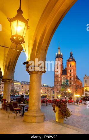 Sukiennice (Halle aux draps) et l'église de la Vierge Marie au soir, Cracovie, Pologne, l'UNESCO Banque D'Images