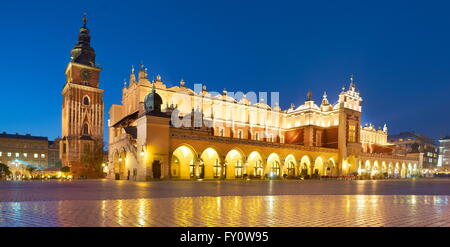 Halle aux Draps (Sukiennice) au soir, Cracovie, Pologne, l'UNESCO Banque D'Images