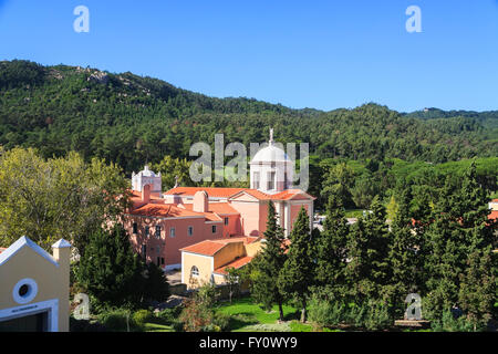 Monastère rose à Penha Longa Resort, Sintra, Portugal sur une journée ensoleillée avec un ciel bleu sans nuages Banque D'Images